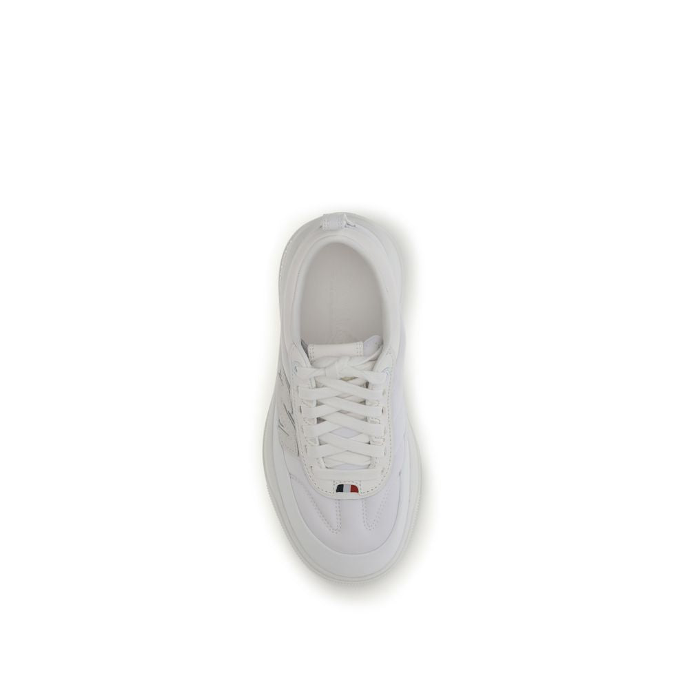 Chaussures de sport blanches Moncler en polyamide avec semelle blanche et design moderne, adaptées à la course ou à la marche.