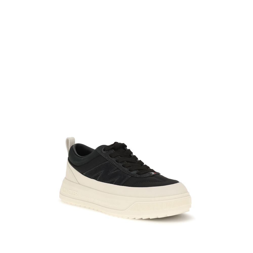 Chaussures de sport Moncler noires en polyamide, baskets athlétiques avec semelle blanche et design moderne.