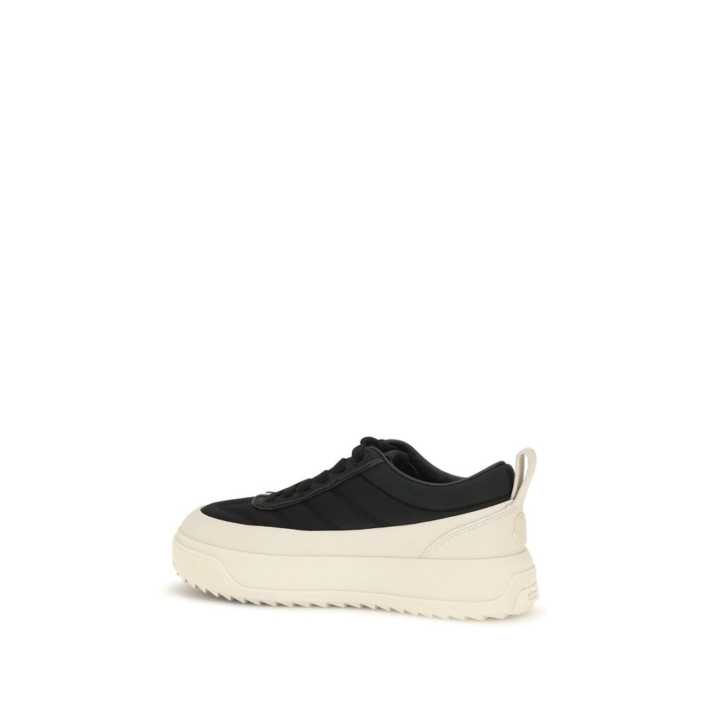 Baskets athléticiennes noires Moncler en polyamide avec semelle blanche, style sportif et moderne.