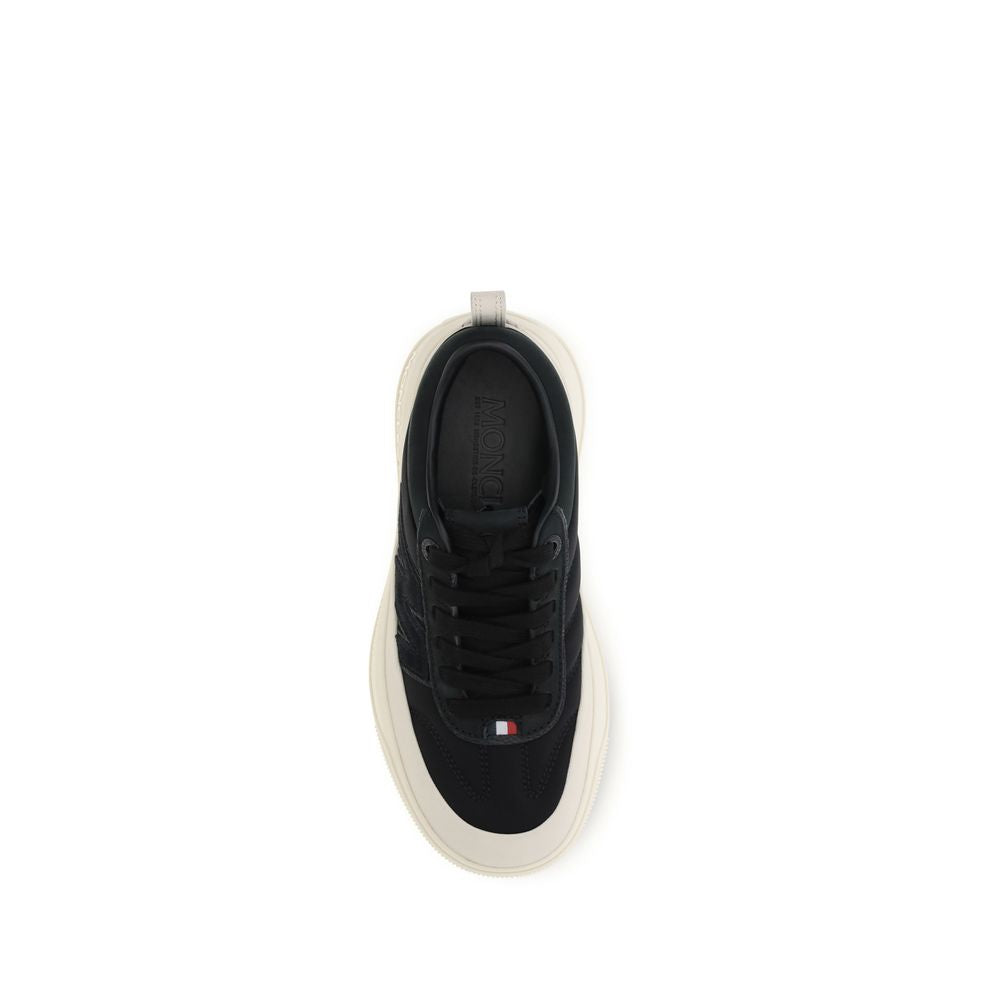 Baskets athlétiques en polyamide noir de la marque Moncler, design moderne et confortable pour le sport et la tenue décontractée.