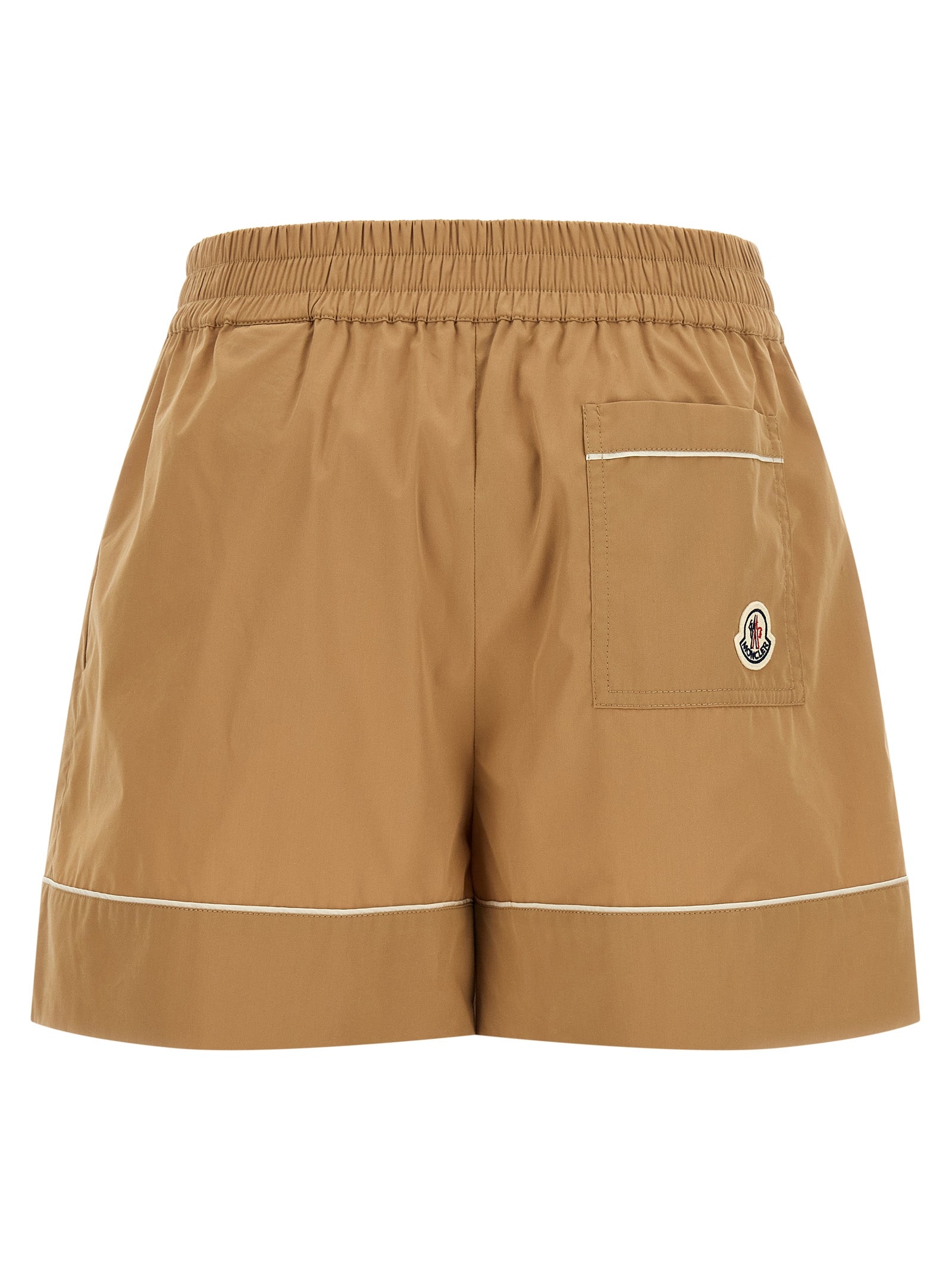 Shorts bermuda en nylon beige Moncler, style décontracté, avec ceinture et poches visibles, parfaits pour l'été.