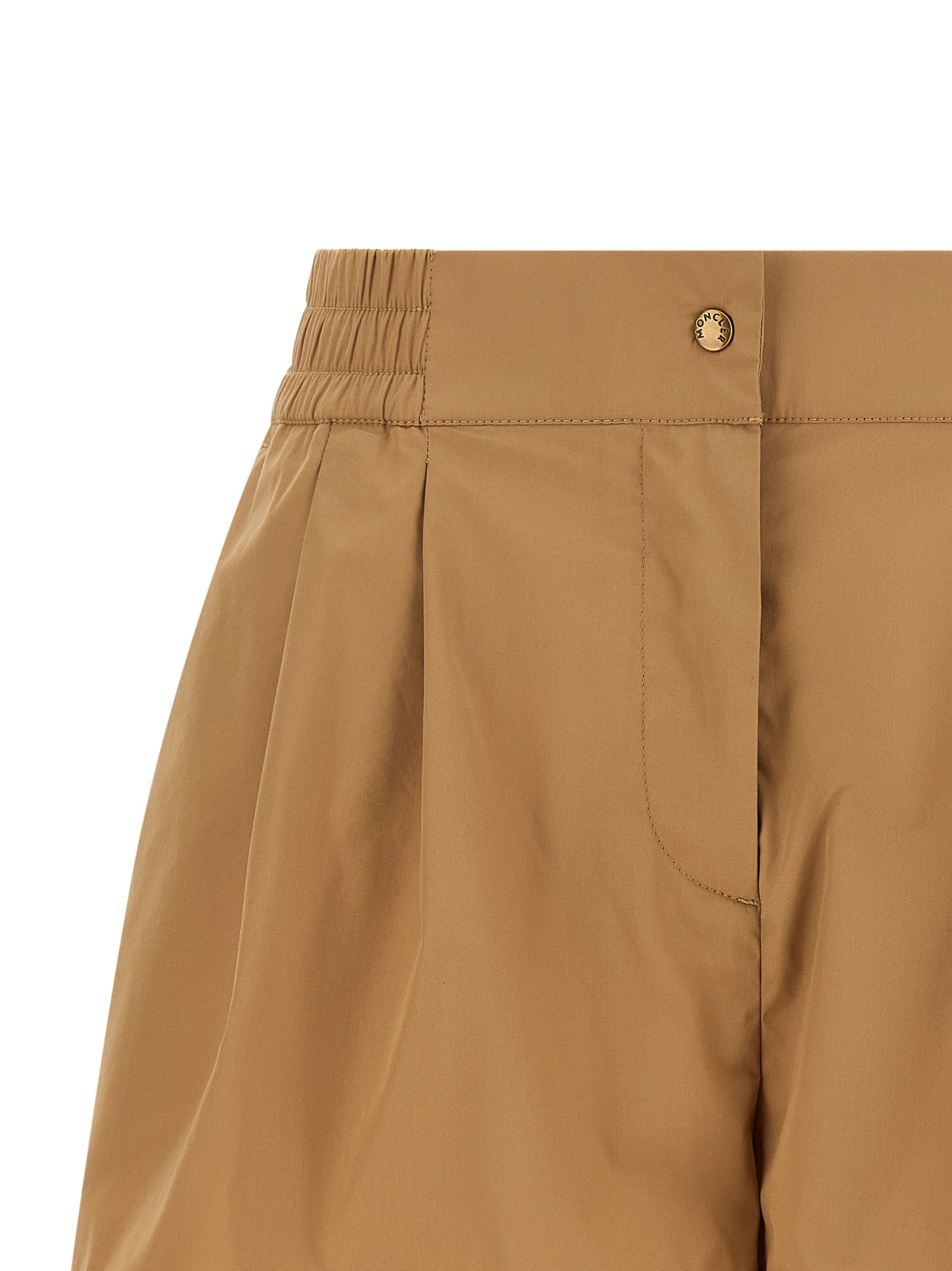 Shorts Bermuda en nylon beige de la marque Moncler, coupe décontractée avec ceinture à cordon, pour un style estival élégant.
