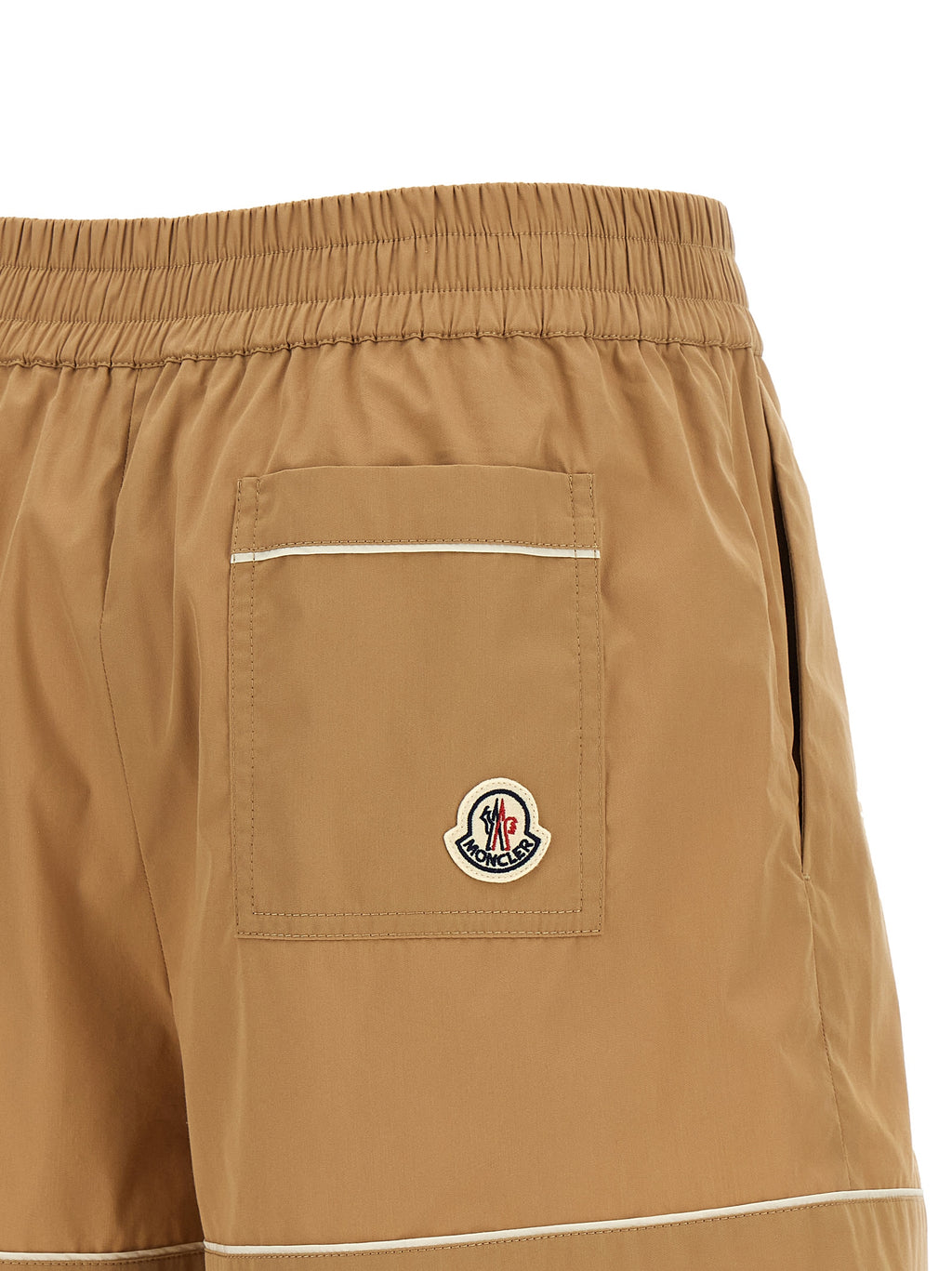 Shorts bermuda en nylon beige Moncler, style décontracté, avec ceinture et poches, parfaits pour l'été.
