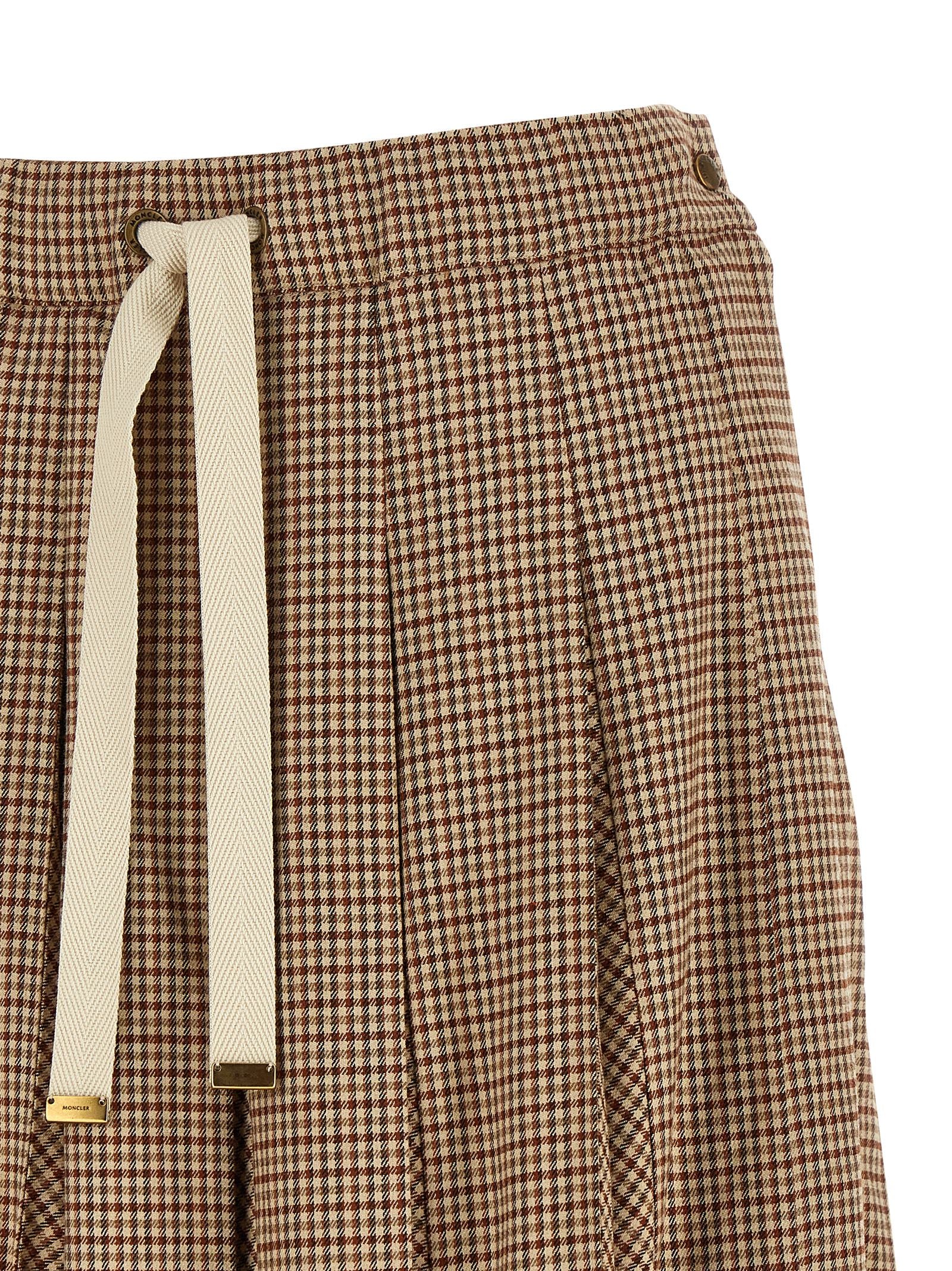 Jupe midi beige en viscose de la marque Moncler, vue en gros plan avec détails du tissu et coupe élégante.