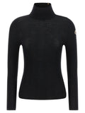 Cardigan en laine vierge noire de Moncler, coupe classique, porté sur un mannequin, détails de texture visibles.