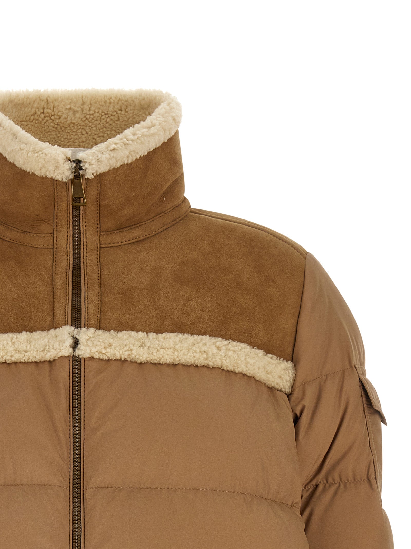 Veste longue beige en polyester de la marque Moncler, détaillée avec capuche et fermeture éclair visible.