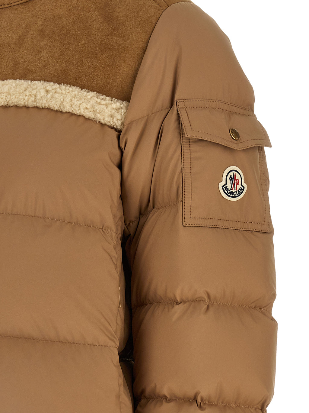 Veste longue beige en polyester de la marque Moncler, avec capuche et fermeture zippée, pour un style chaud et élégant.