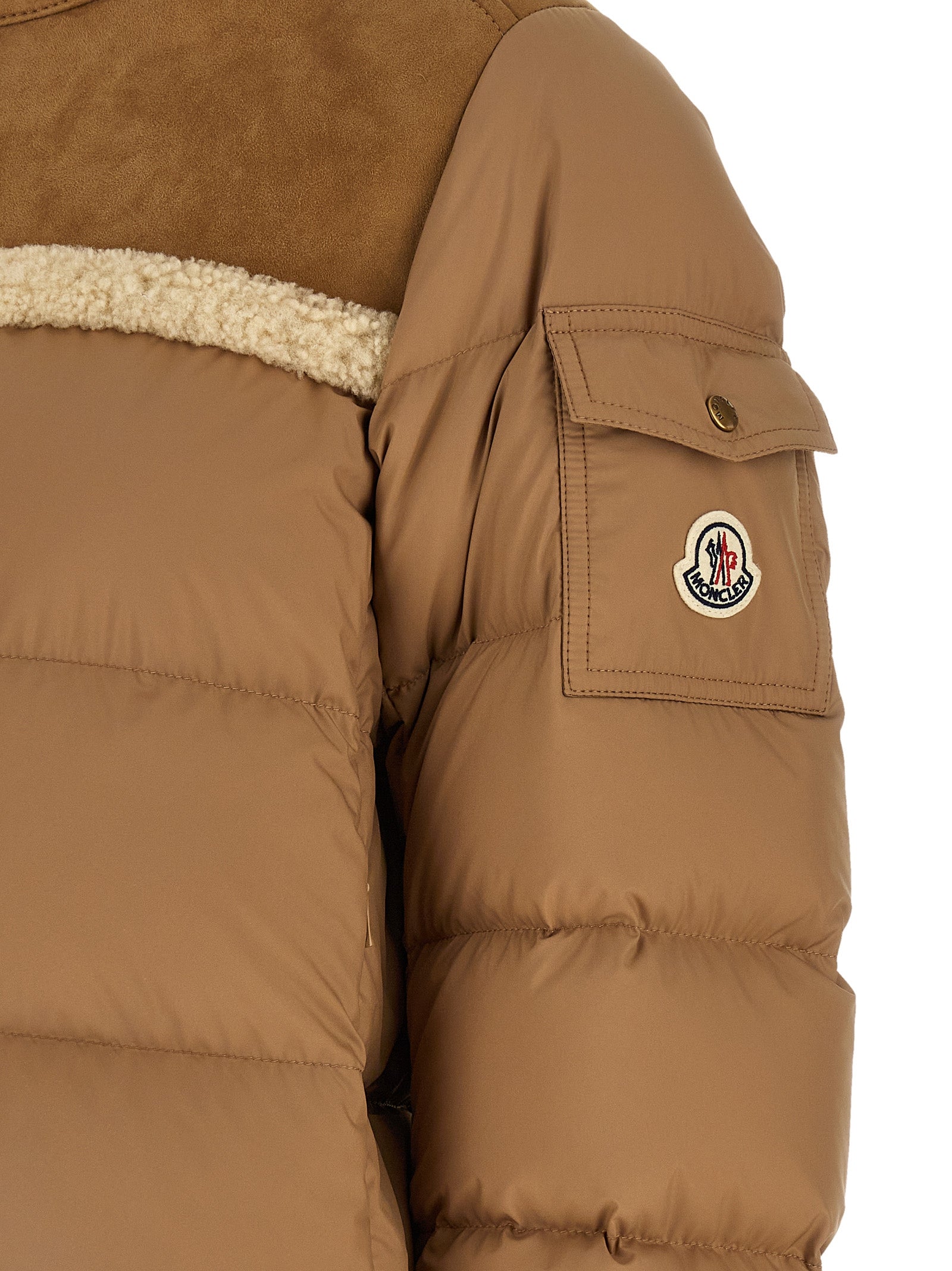 Veste longue beige en polyester de la marque Moncler, avec capuche et fermeture zippée, pour un style chaud et élégant.