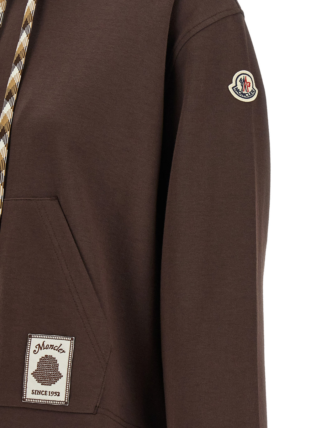 Sweat-shirt marron en coton de la marque Moncler, coupe décontractée et logo discret visible sur le devant.