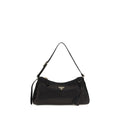Sac à épaule Prada en cuir d'agneau noir, élégant et sophistiqué, avec détails de finition raffinés.