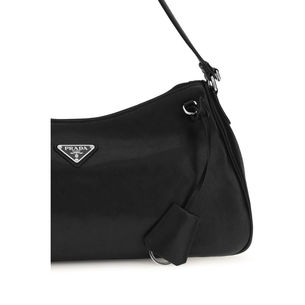 Sac à main Prada noir en cuir d'agneau Ovis Aries avec bandoulière et détails élégants, vue de côté.