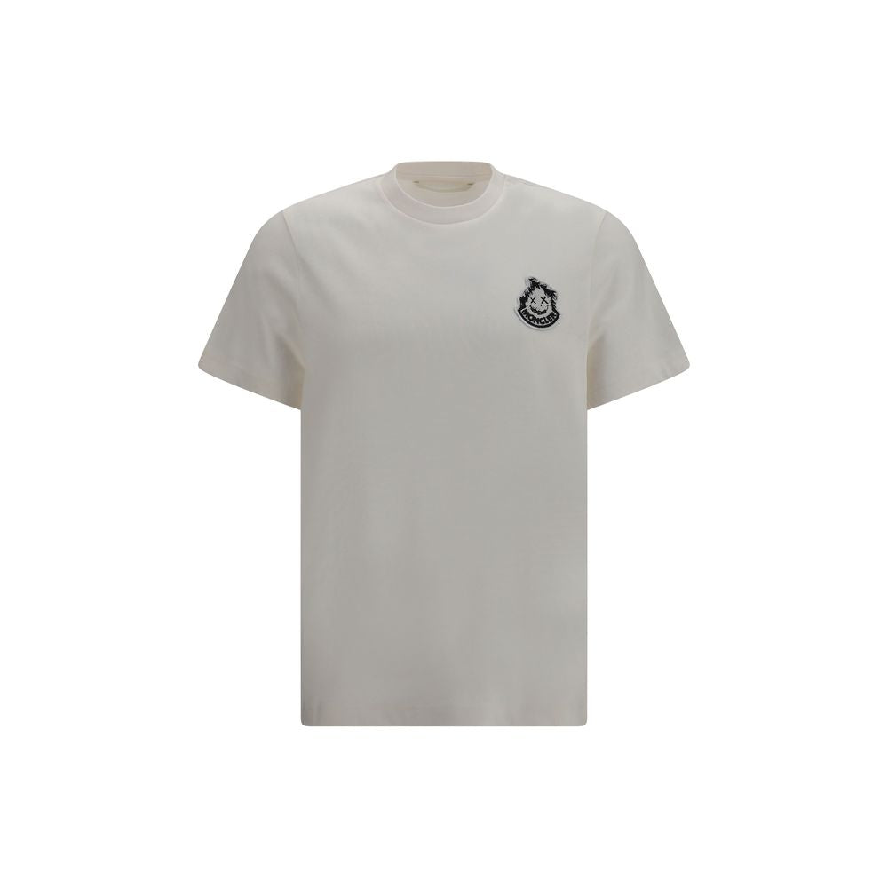 T-shirt beige en coton de la marque Moncler, coupe classique, visible avec col rond et logo discret sur la poitrine.