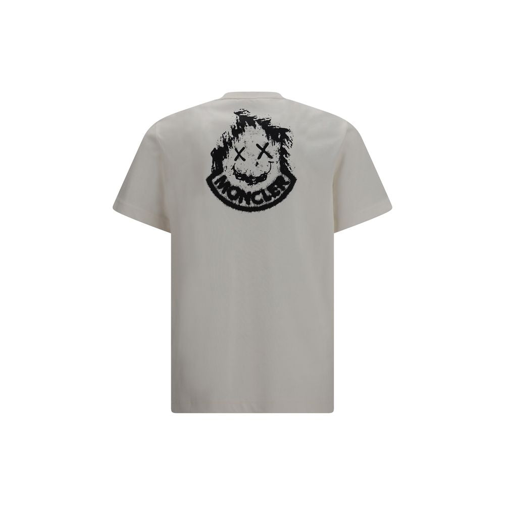 T-shirt beige en coton de la marque Moncler, coupe classique avec logo discret sur la poitrine.
