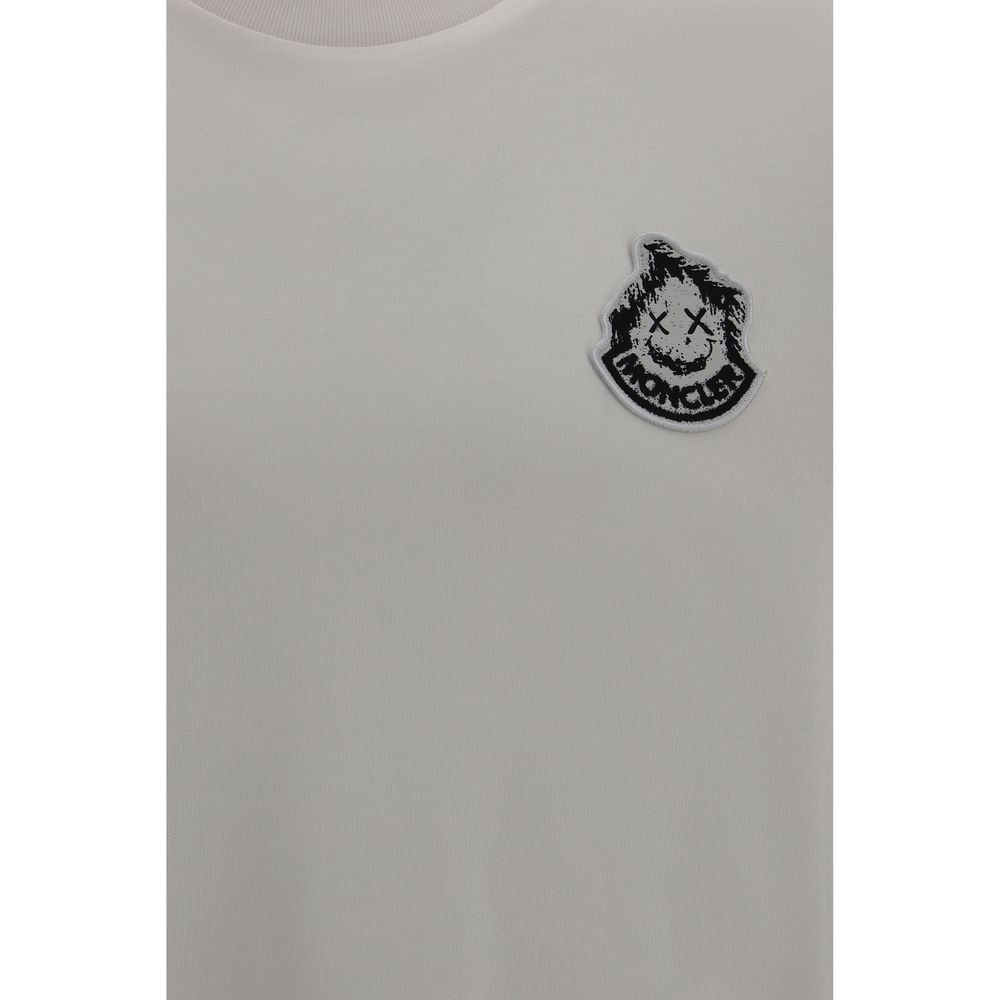 T-shirt beige en coton de la marque Moncler, coupe classique, visible avec col rond et logo discret à l'avant.