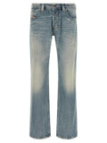 Jeans Diesel en coton bleu droit, coupe droite, visibles avec la texture du tissu et la couleur bleue classique.
