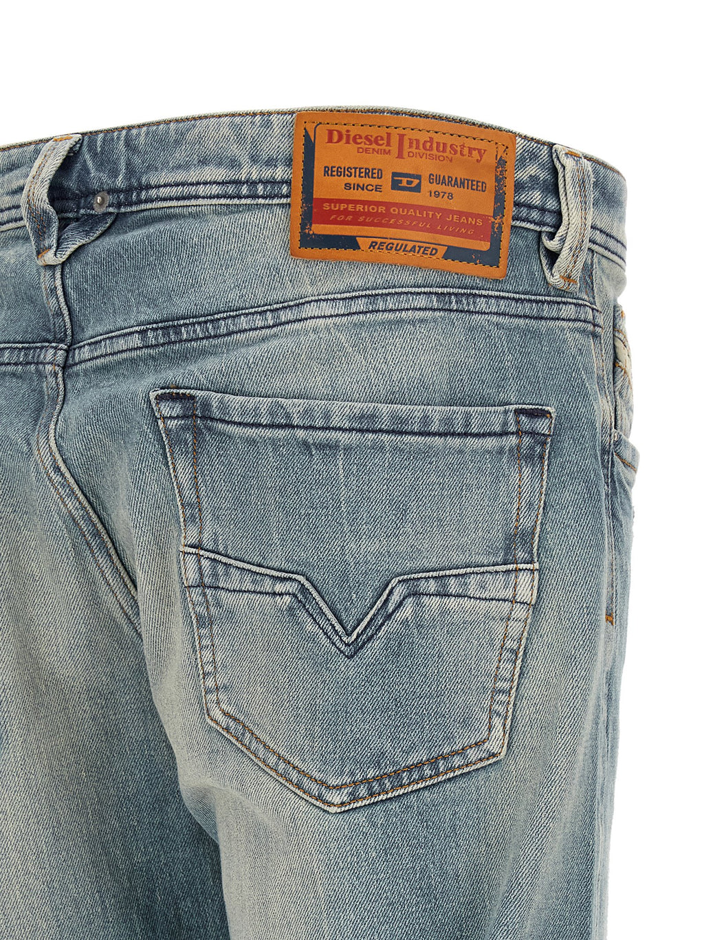 Jeans droits en coton bleu Diesel, style classique, visible avec poches et ceinture, en denim léger.