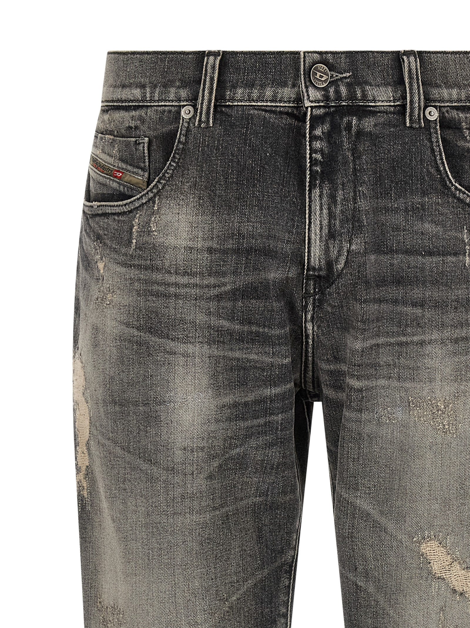 Jeans skinny en coton gris de marque Diesel, affichant une coupe ajustée et des détails modernes.
