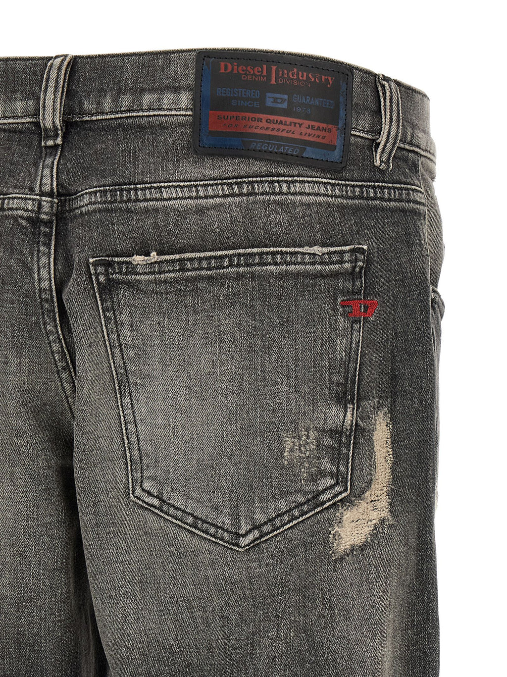 Jeans skinny en coton gris de la marque Diesel, coupe ajustée, visible sur l'image.