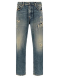 Jeans Diesel en coton bleu, coupe tapered, affichés sur un mannequin, détails de finition et style décontracté visibles.