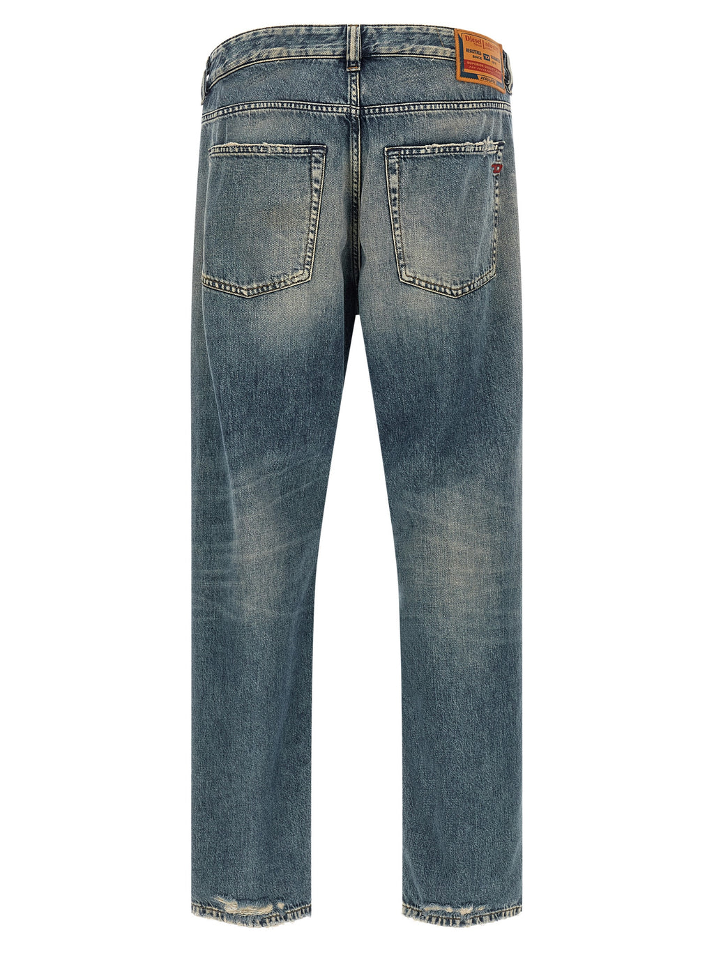 Jean Diesel bleu en coton tapered, coupe ajustée, visible sur fond neutre, détails de couture et fermeture éclair.