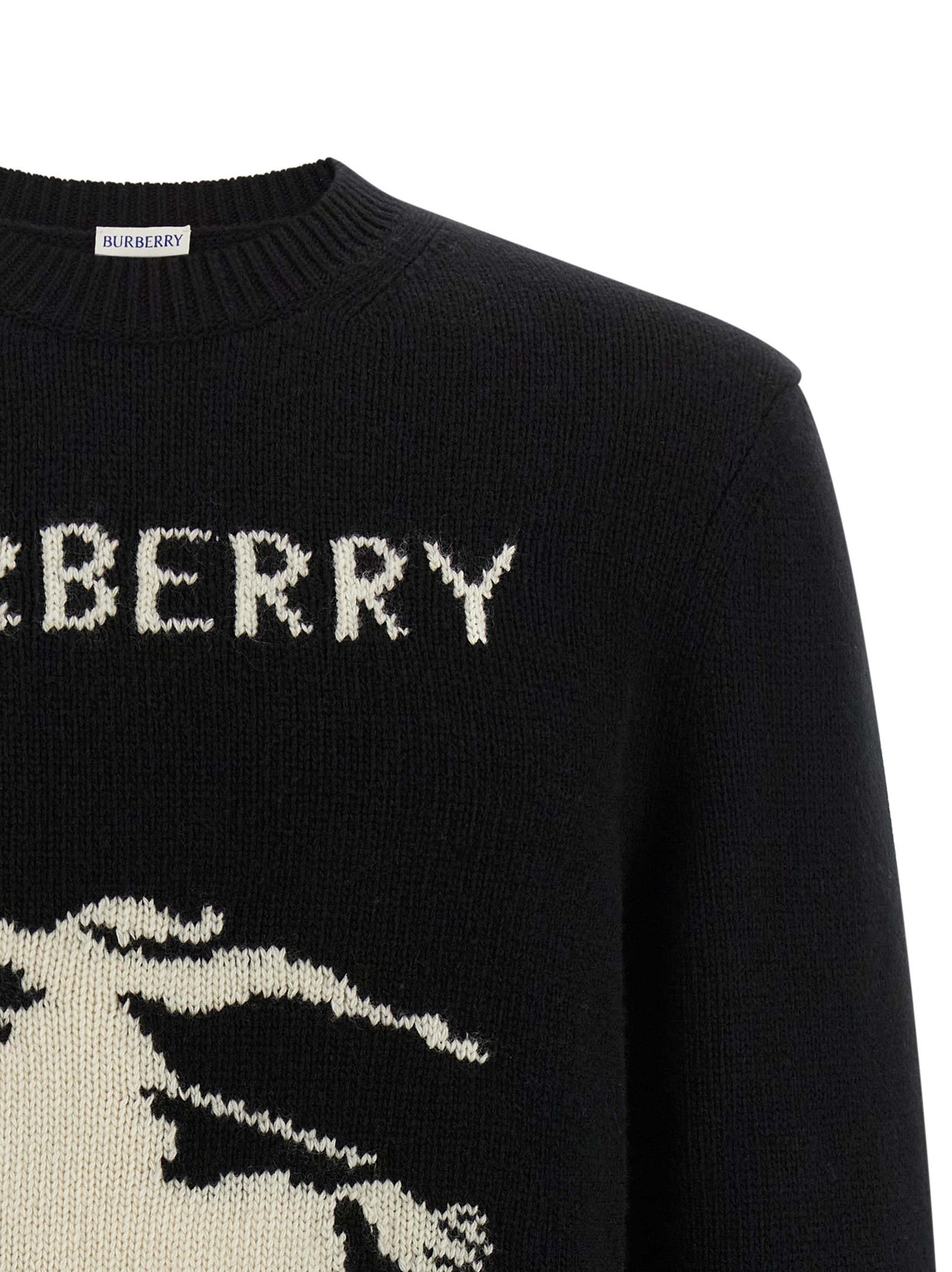 Cardigan en laine noire Burberry pour homme, finition élégante, porté sur un mannequin, détail du col et des boutons.