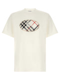 T-shirt blanc en coton de la marque Burberry, détail de la texture du tissu et du logo discret visible sur le devant.