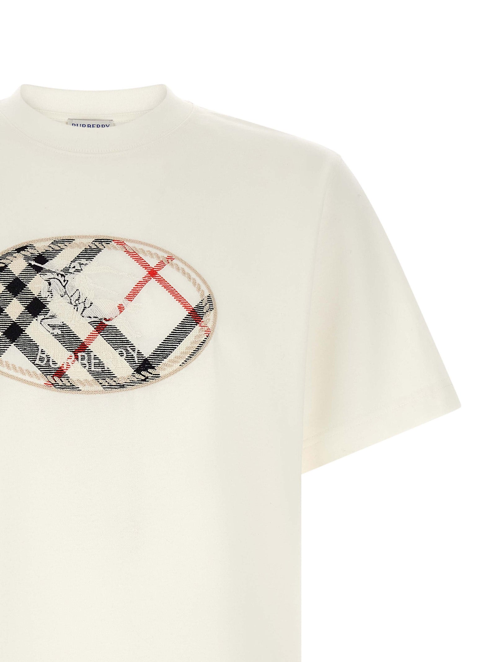 T-shirt blanc en coton de Burberry, vêtement décontracté avec logo discret, porté sur un mannequin.