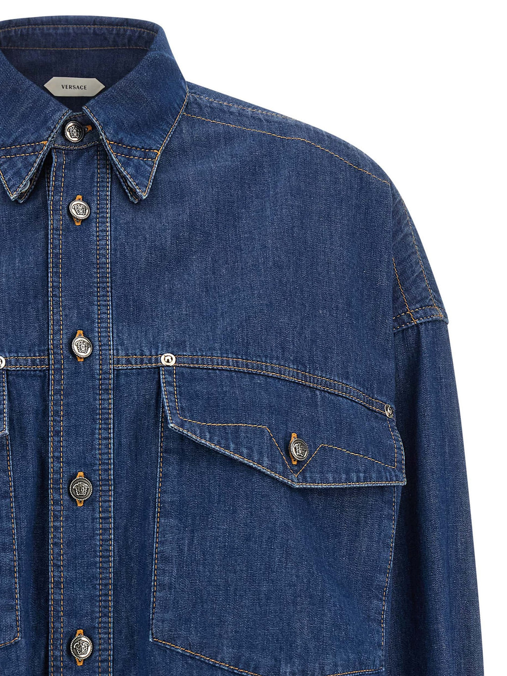 Blouse en coton bleu de Versace, style élégant avec logo distinctif, portée décontractée ou formelle.