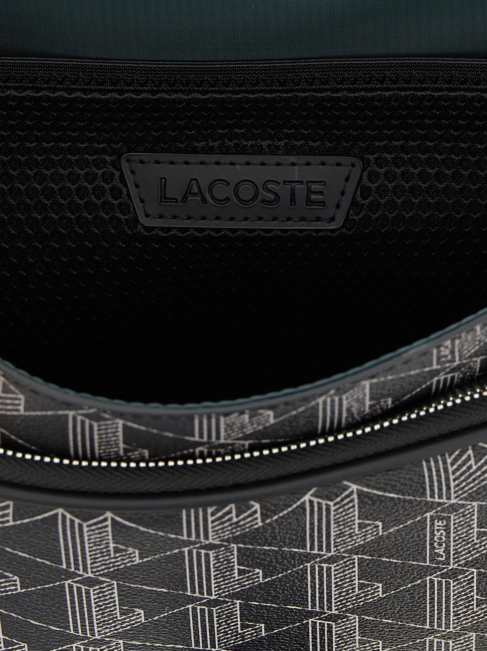 Sac à bandoulière en PVC noir de Lacoste, élégant et pratique, avec logo Lacoste visible sur le devant.