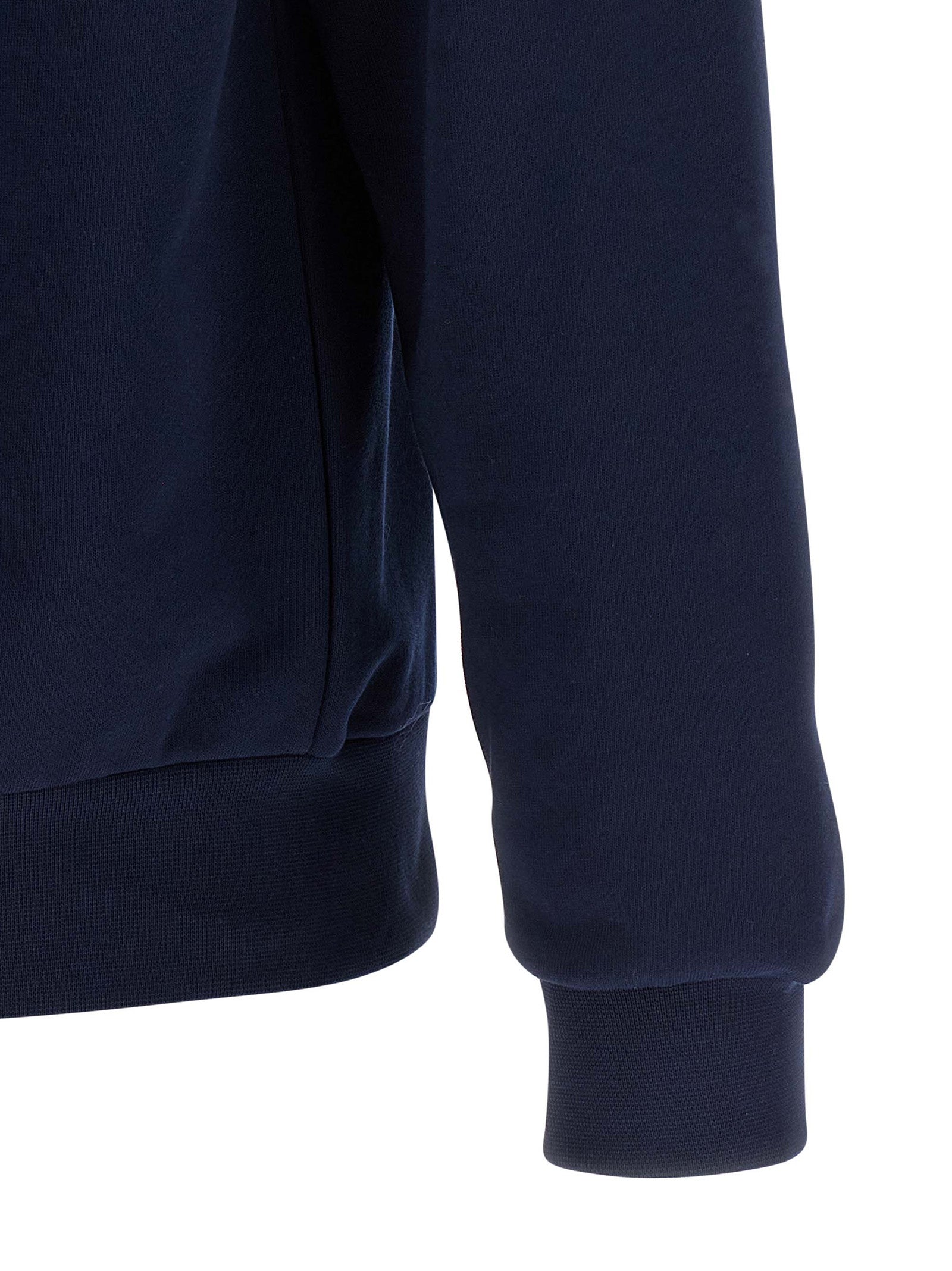 Sweat-shirt en coton bleu de la marque Lacoste, avec logo crocodile, porté par un mannequin.