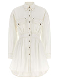 Robe courte en coton blanche de Versace, élégante, avec détails sophistiqués, portée sur mannequin dans un style chic et moderne.