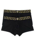 Boxers en coton noir de la marque Versace, avec logo emblématique visible sur la ceinture.