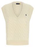 Gilet sans manches en laine blanche de Polo Ralph Lauren, élégant et chaud, porté sur un mannequin.