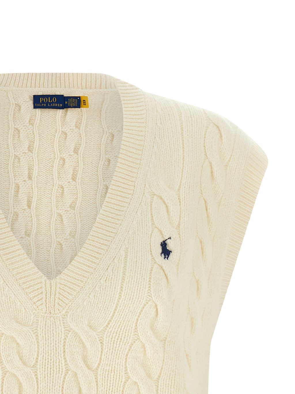 Gilet sans manches en laine blanche de Polo Ralph Lauren, élégant et chaud, porté sur un fond neutre.