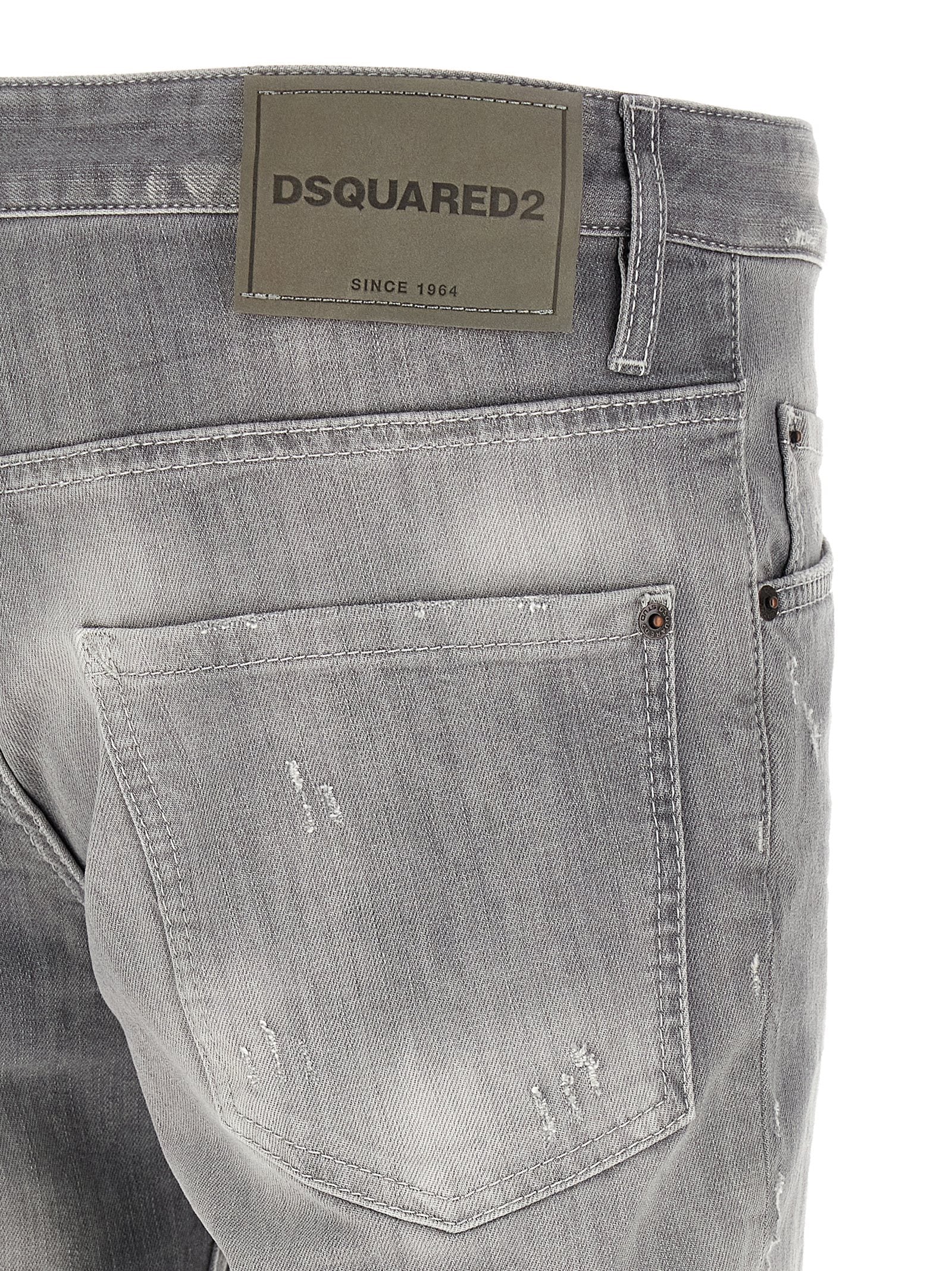 Jeans gris en coton de coupe tapered de la marque Dsquared², visibles avec une coupe ajustée et détails modernes.