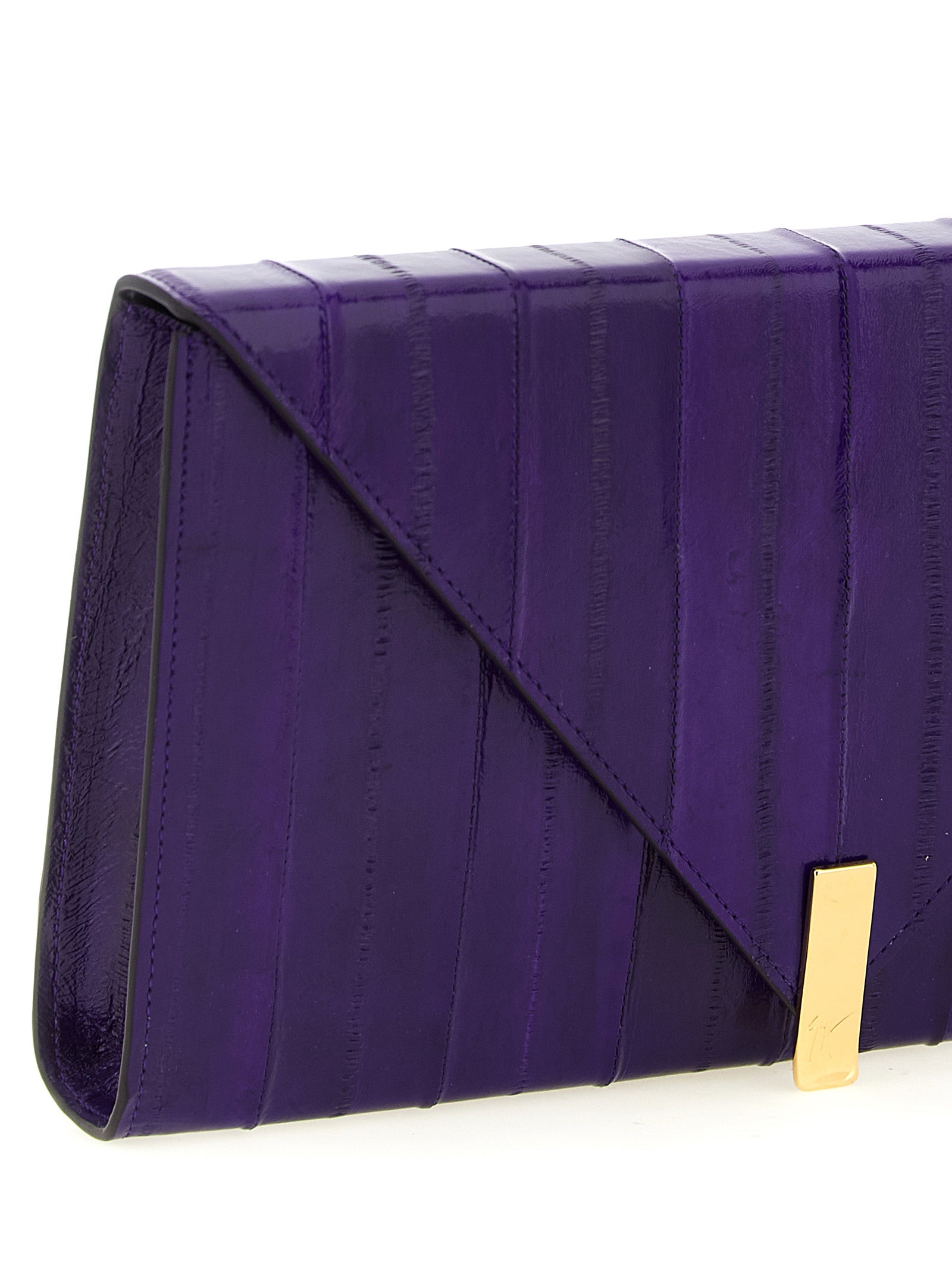 Sac clutch en cuir violet de Giuseppe Zanotti avec détails élégants, idéal pour une occasion spéciale.