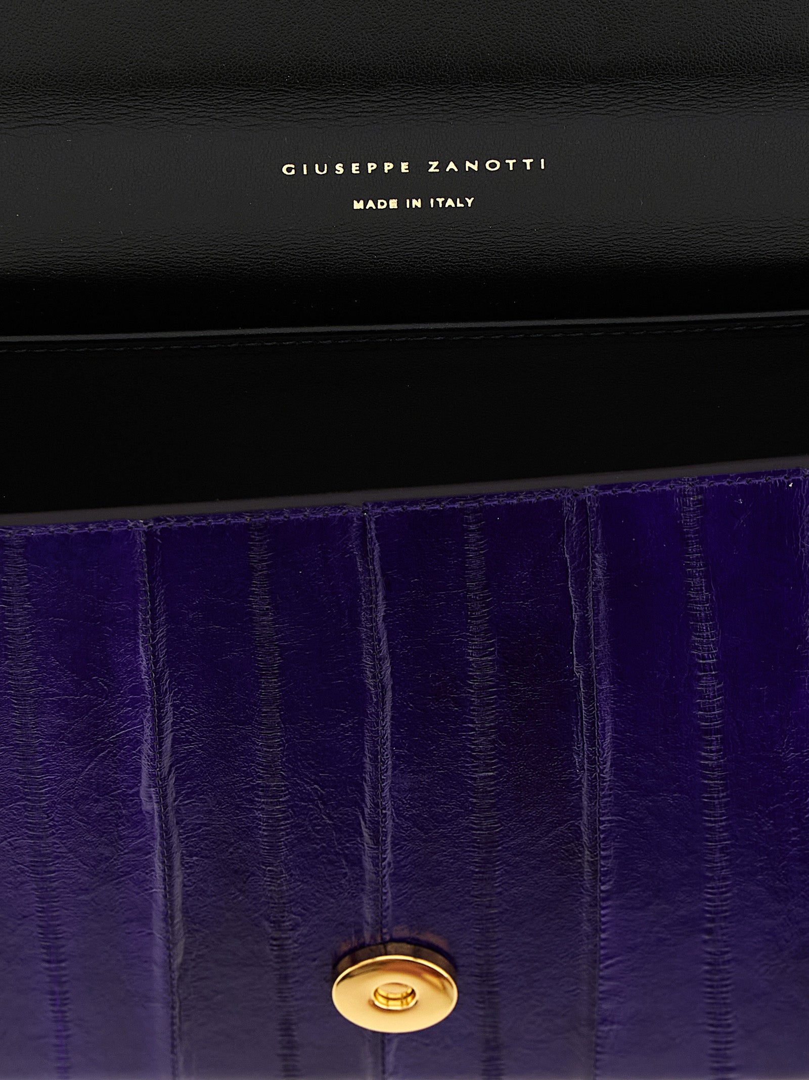 Sac clutch en cuir violet de Giuseppe Zanotti, élégant et sophistiqué, avec détails raffinés, pour une touche de style.