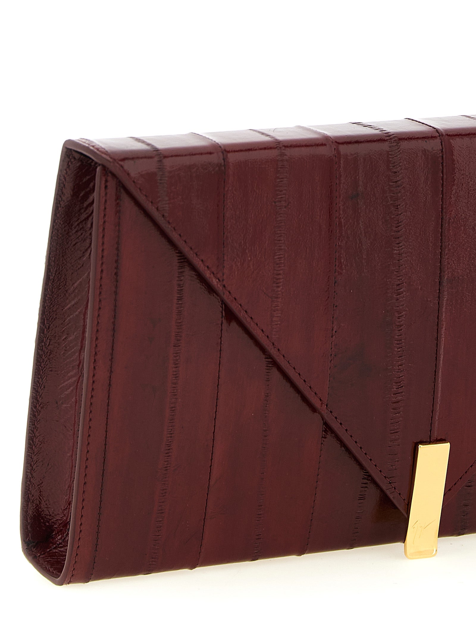 Sac à clutch en cuir bordeaux de Giuseppe Zanotti, élégant et sophistiqué, avec détails raffinés visibles sur l'image.