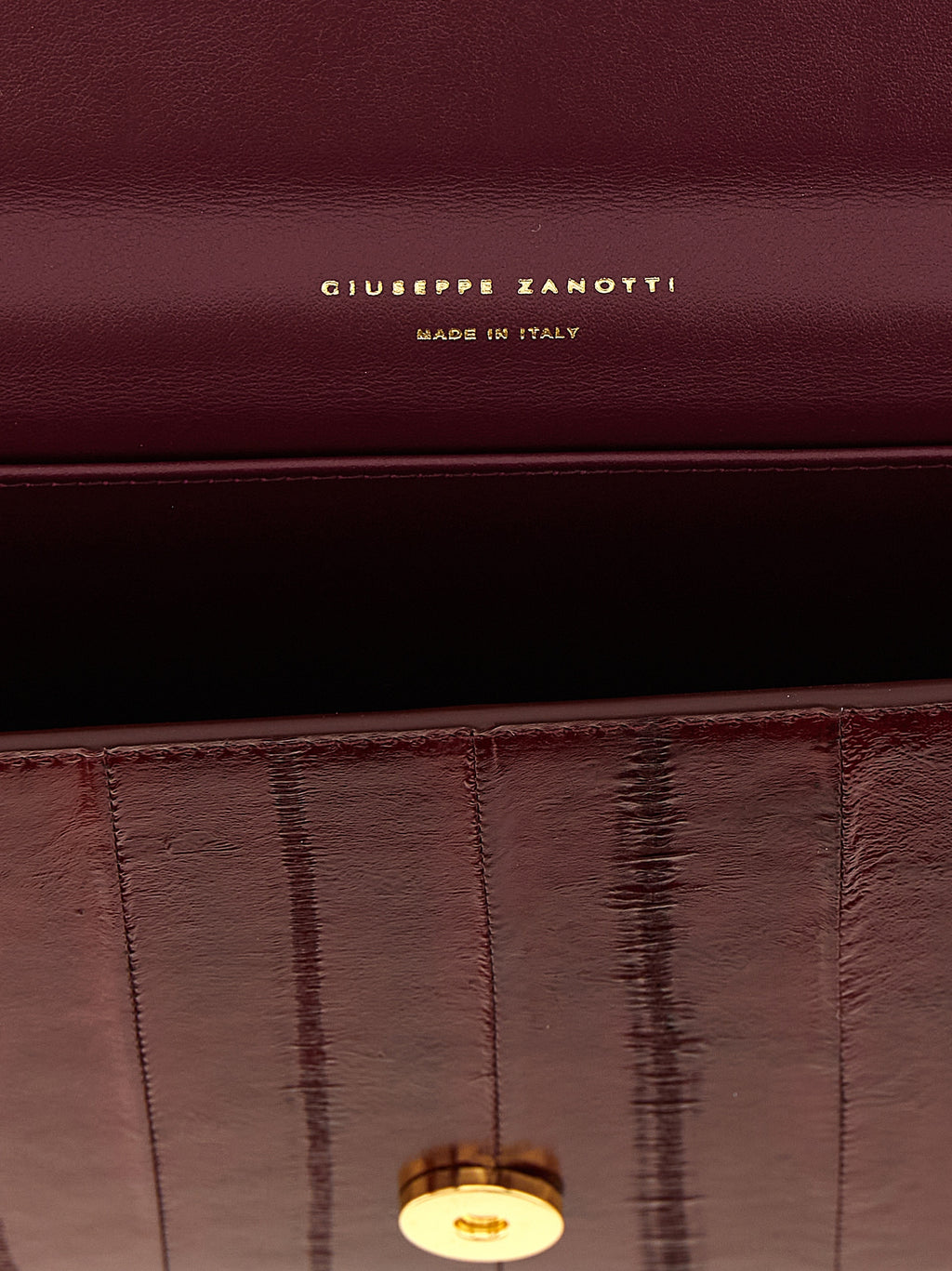 Pochette en cuir bordeaux Giuseppe Zanotti avec fermeture métallique, élégante et sophistiquée pour les occasions spéciales.