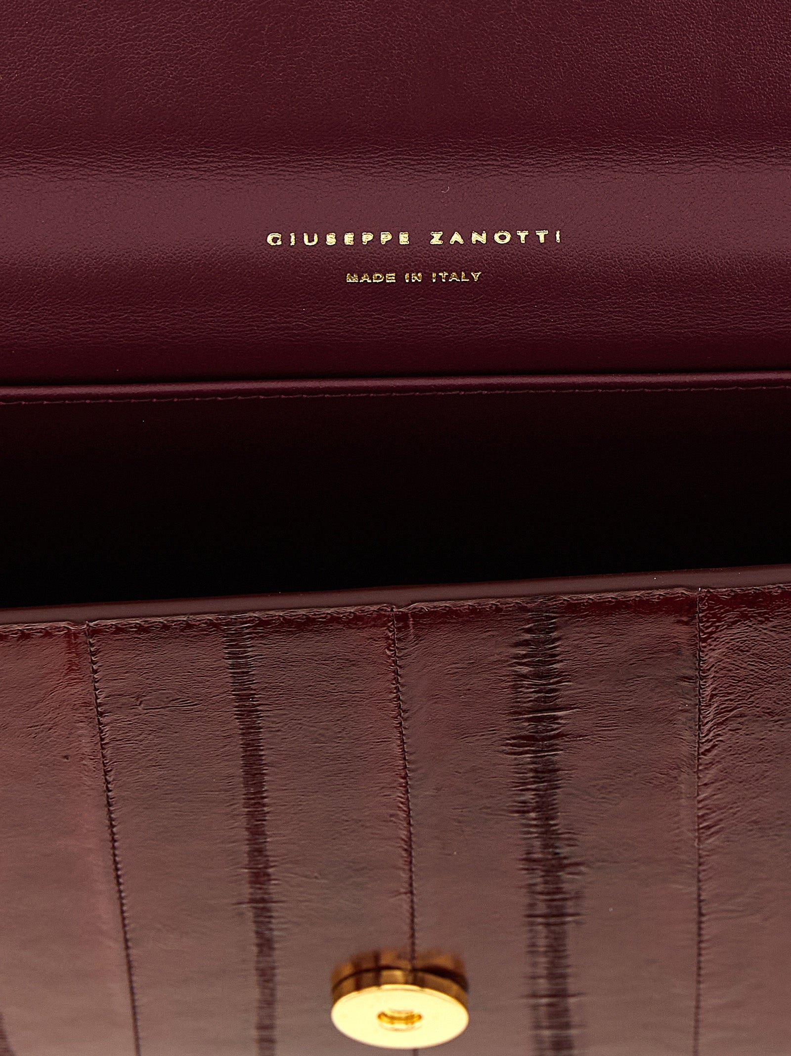 Pochette en cuir bordeaux Giuseppe Zanotti avec fermeture métallique, élégante et sophistiquée pour les occasions spéciales.