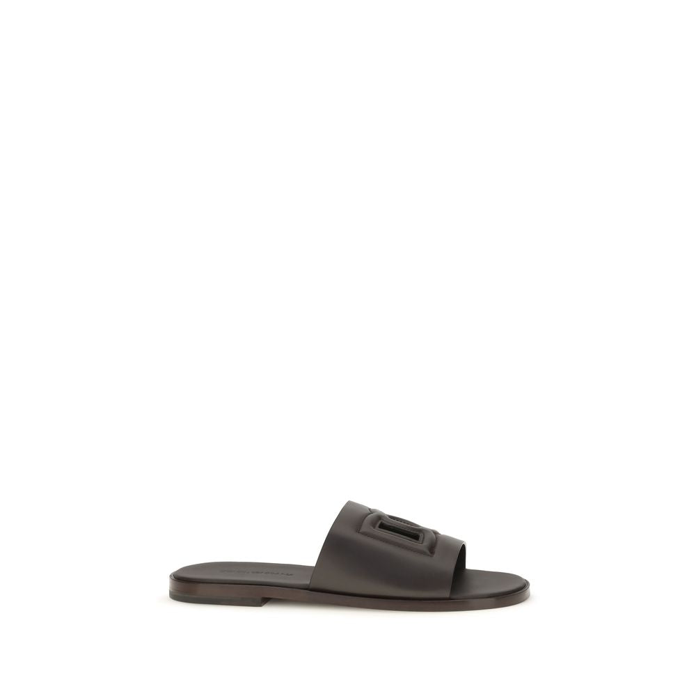 Sandales plates en cuir de veau marron Bos Taurus de Dolce & Gabbana, avec design élégant et finition sophistiquée.