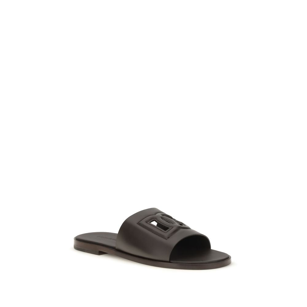 Sandales plates en cuir de veau marron Bos Taurus de Dolce & Gabbana, avec design élégant et confortable.