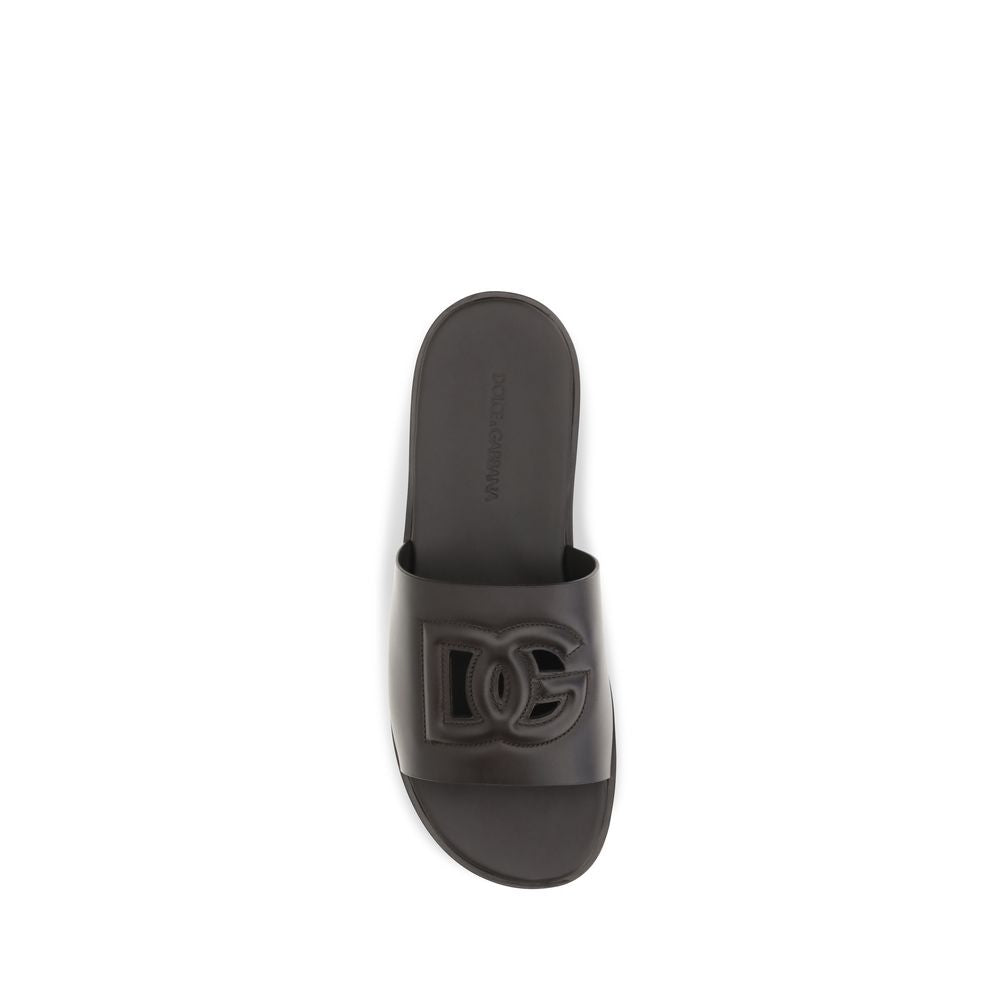 Sandales plates en cuir de veau brun Dolce & Gabbana Bos Taurus, élégantes et confortables, visibles en gros plan.