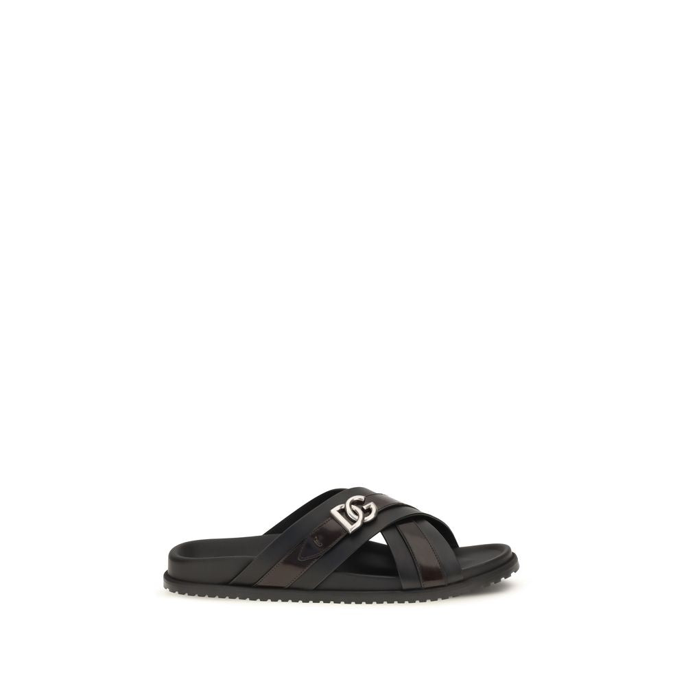 Sandales Bos Taurus en cuir de veau noir de Dolce & Gabbana, élégantes et sophistiquées, visibles avec leur design en cuir noir.