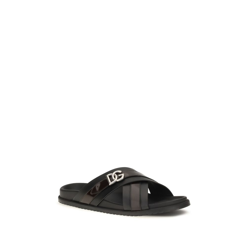 Sandales Bos Taurus en cuir de veau noir de Dolce & Gabbana, élégantes et confortables, vue de face.