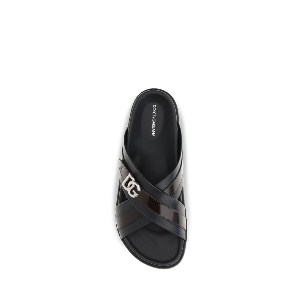 Sandales Bos Taurus en cuir de veau noir de Dolce & Gabbana, élégantes et modernes, visibles avec brides et semelle en cuir.