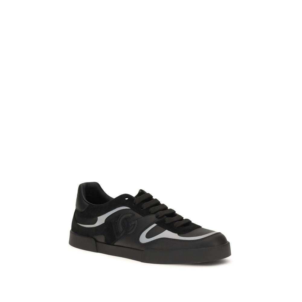 Sneakers noires en cuir de veau Dolce & Gabbana Bos Taurus, style décontracté avec semelle blanche, vue de face.