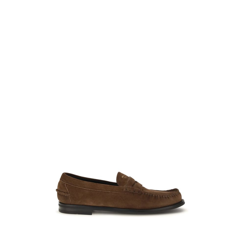 Mocassins en cuir suédé marron Prada pour homme, chaussons slip-on élégants et confortables.