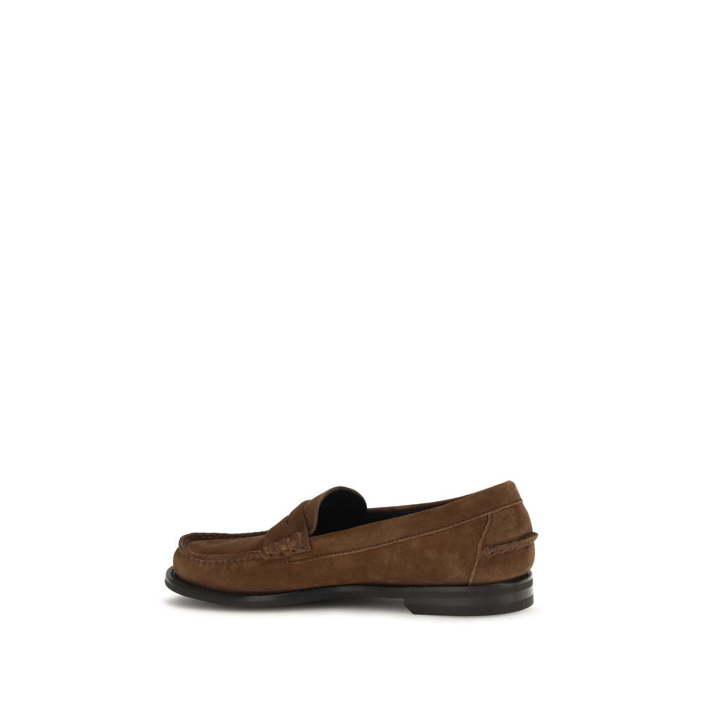 Mocassins en daim marron Prada pour homme, style slip-on, avec finition élégante et semelle en cuir.
