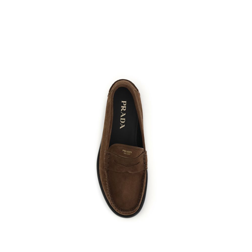 Mocassins en cuir suédé marron Prada pour homme, style slip-on, avec finition élégante et semelle en caoutchouc.